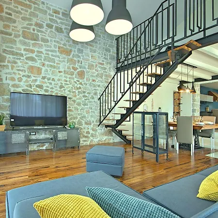 M Villa *